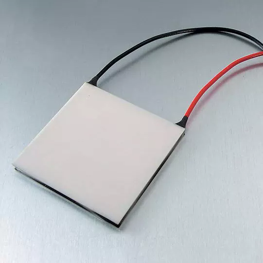 Como os engenheiros podem calcular a carga de resfriamento necessária antes de escolher resfriadores termoelétricos?